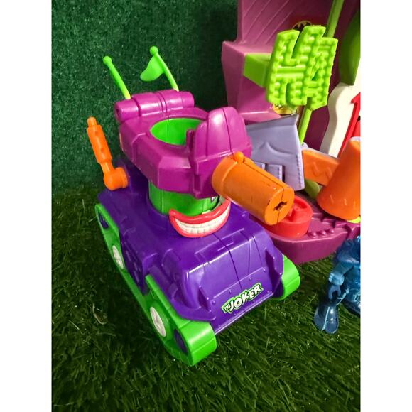 Fisher-Price Imaginext DC Super Friends The Joker's Fun House 2009 w/ Figures - Picture 8 of 9